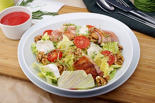 Salat mit Ziegenkäse im Speckmantel, Walnüssen & Himbeerdressing