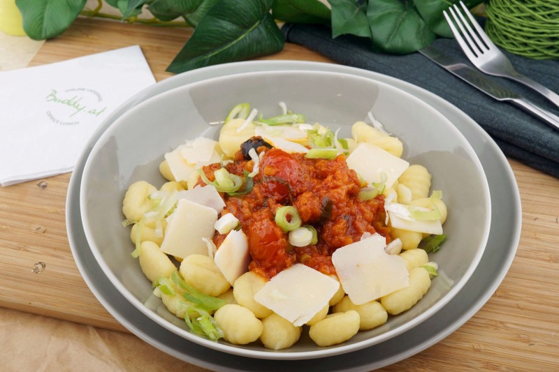 Gnocchi mit Paradeiser-Olivenragout & Parmesan