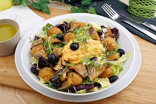 Salat mit Falafel, Zucchini & Pikantem Hummus Vegan