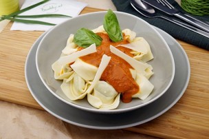 Spinat-Ricotta Tortelloni in Tomaten-Basilikum Sauce