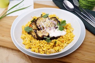 Gemüse Cous Cous mit geschmorten Melanzani & griechischem Joghurt