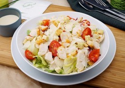 Caesar Salat mit gegrillten Hühnerbruststreifen
