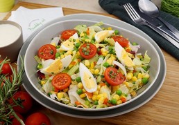 Vegetarischer Salat mit Mais, Paprika & Joghurtdressing