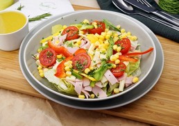 Blattsalat mit Mais, Wurst & Käse