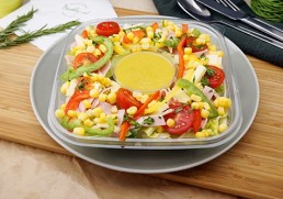 Blattsalat mit Mais, Wurst & Käse