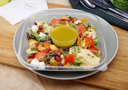 Mediterraner Salat mit Feta, Chashewkernen & Hummus