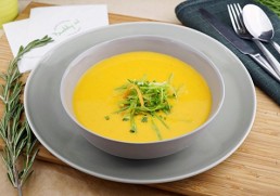 Süßkartoffel-Curry Suppe mit Schotengemüse
