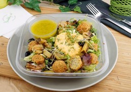 Veganer Salat mit Falafel, Zucchini & Pikantem Hummus