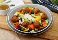 Salat mit Falafel, Tomaten & Gurken