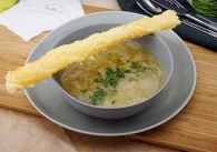 Englische Zwiebelsuppe mit Käse-Salbeistangerl