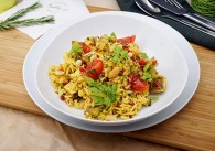 Veganer Gebratener Reis mit Erdnüssen, Gemüse, Räuchertofu & Asia Dip