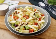 Blattsalat mit Käsestreifen & Joghurtdressing