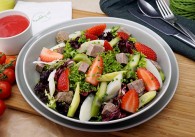 Blattsalat mit Rindfleisch, Marchfelder Spargel, Erdbeeren und Walnussdressing