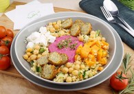 Falafel Taboule Salat mit Feta & Rote Rüben Hummus
