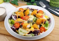 Steirischer Backhendl Salat mit Joghurt Dressing & Kürbiskernen