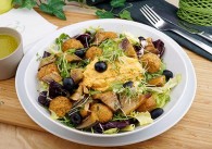 Veganer Salat mit Falafel, Zucchini & Pikantem Hummus